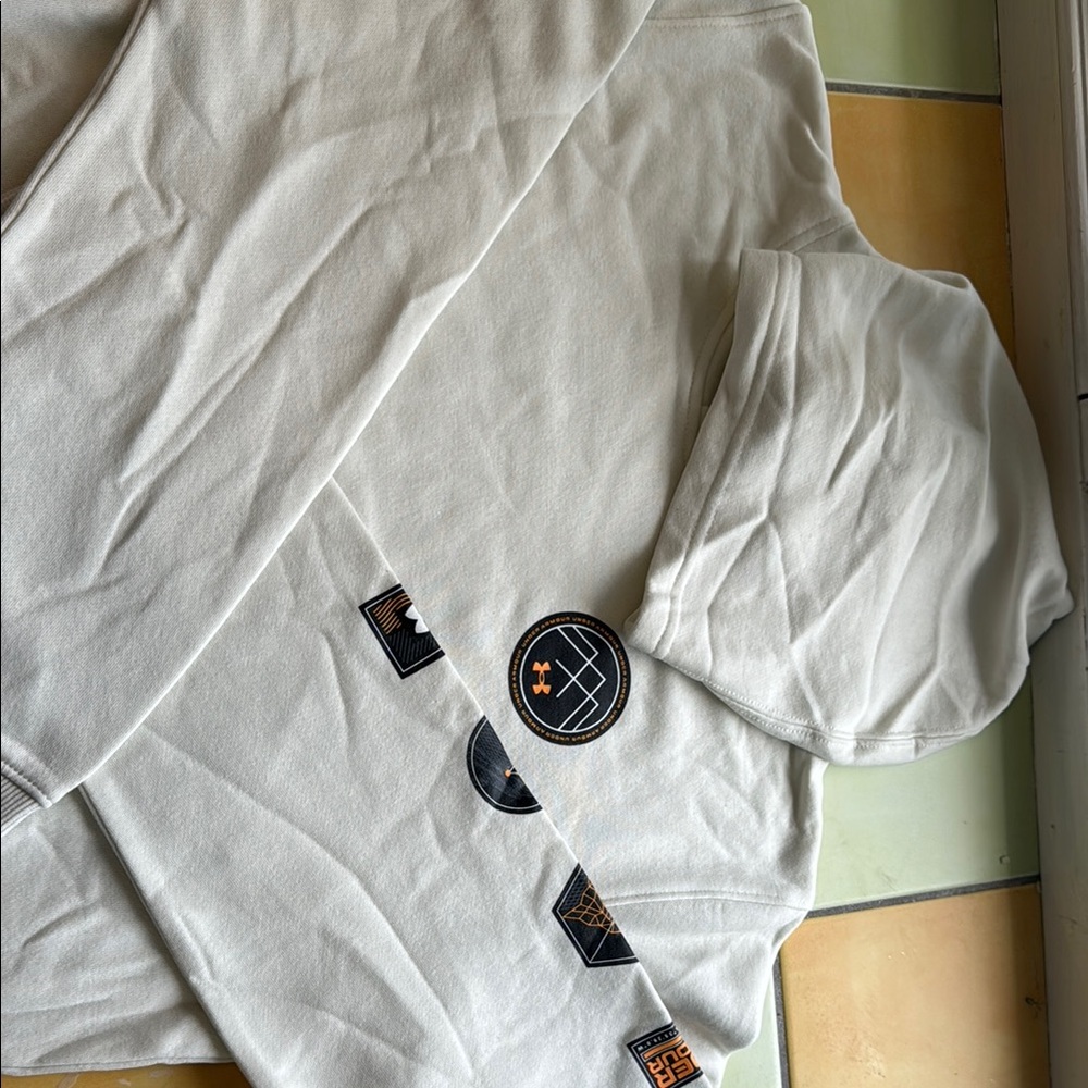 Under Armour Off-White Hoodie with Logo Accents